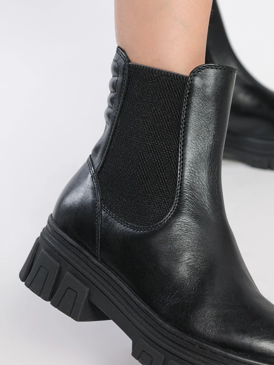 Ботинки-челси черного цвета с эластичными вставками